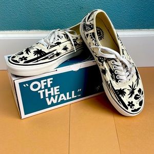 EMPLOYEE EXCLUSIVE 50 Anniversary Black and White Authentic Vans